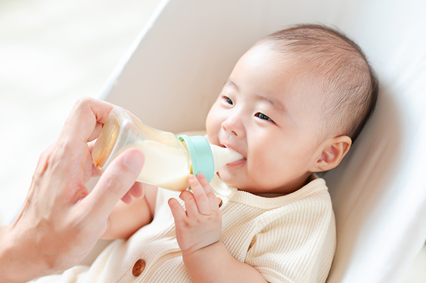 【助産師監修】卒乳はいつから始める?時期と進め方のコツについて
