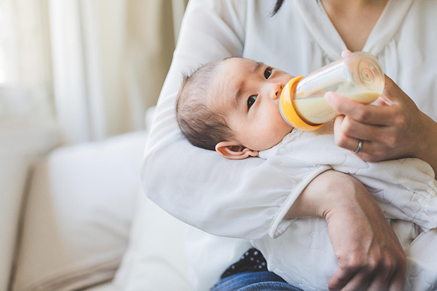 粉ミルクはいつまであげるべき?卒乳のタイミングやフォローアップミルクについて