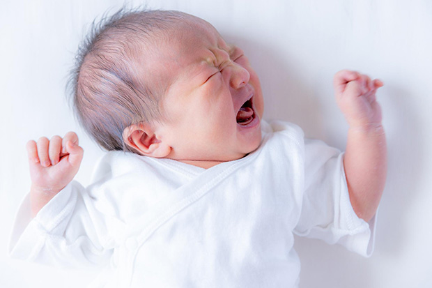 【医師監修】新生児が泣き止まないのはなぜ?よくある原因と対処方法を解説