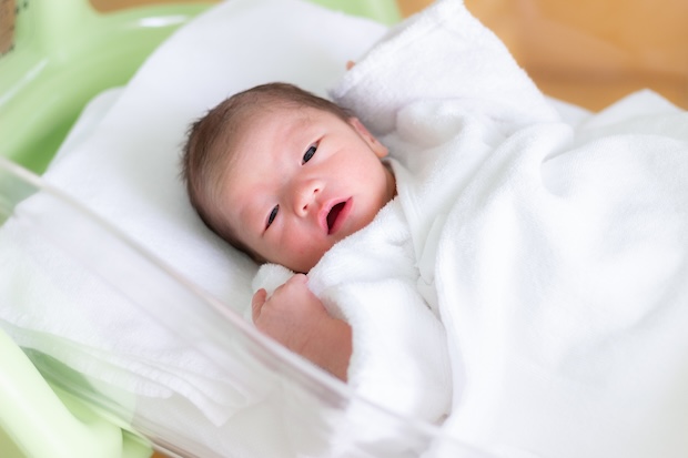 【助産師監修】新生児(赤ちゃん)のしゃっくりの原因とは?対処法や注意点について