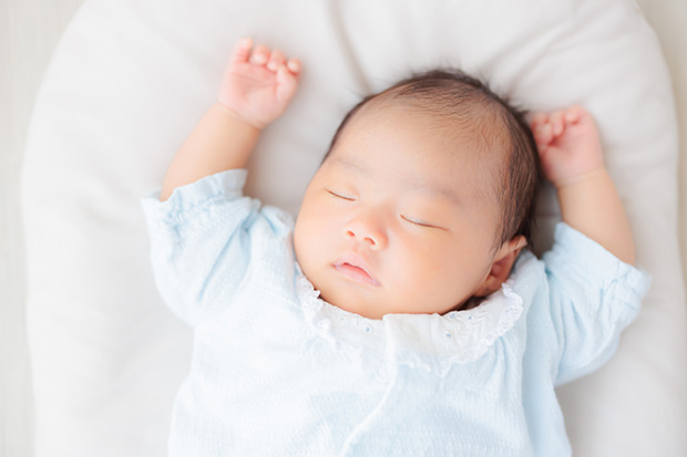 【医師監修】新生児が寝ない理由とは?寝かしつけるコツや対策について